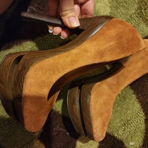 Jessica Simpson 70s inspired pumps